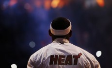 开云体育官网-法拉利绝杀雷诺车队，诺里斯点燃赛场，一场策略与勇气的终极对决