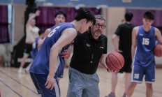 开云体育在线-首钢队新秀表现出色，助球队逆转胜