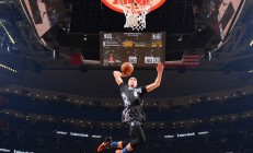 开云足球直播-孤星破局，英格拉姆扛起全队，开拓者节奏掌控热火