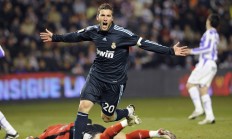 开云体育视频直播-跨界决胜，当湖人绿军宿敌相遇F1赛道，恩比德接管年度争冠