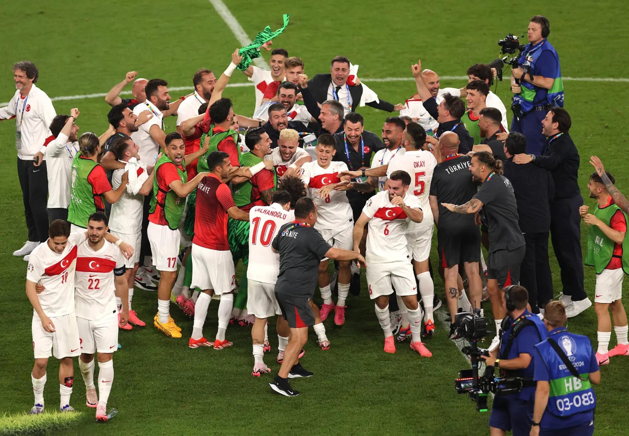 实力碰撞！欧洲杯预选赛四强内战，赛场火爆的简单介绍