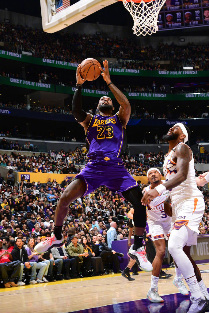 包含詹皇表现神勇，湖人击败黄蜂的词条