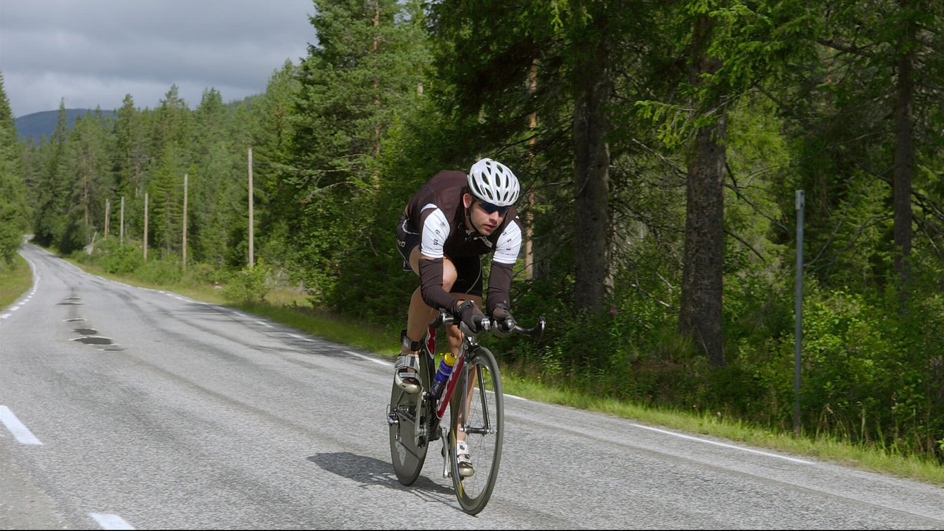 赛道与绿茵的跨界交响,当戈麦斯以F1式制霸,重演拜仁对尤文的统治力