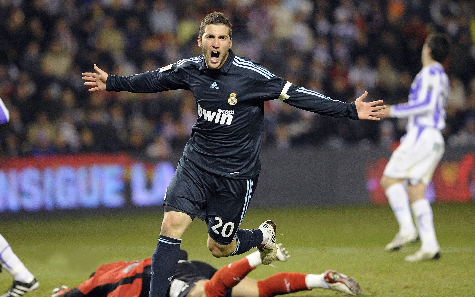 德甲争冠夜，基耶萨一剑封喉，用实力打破质疑，用进球书写传奇